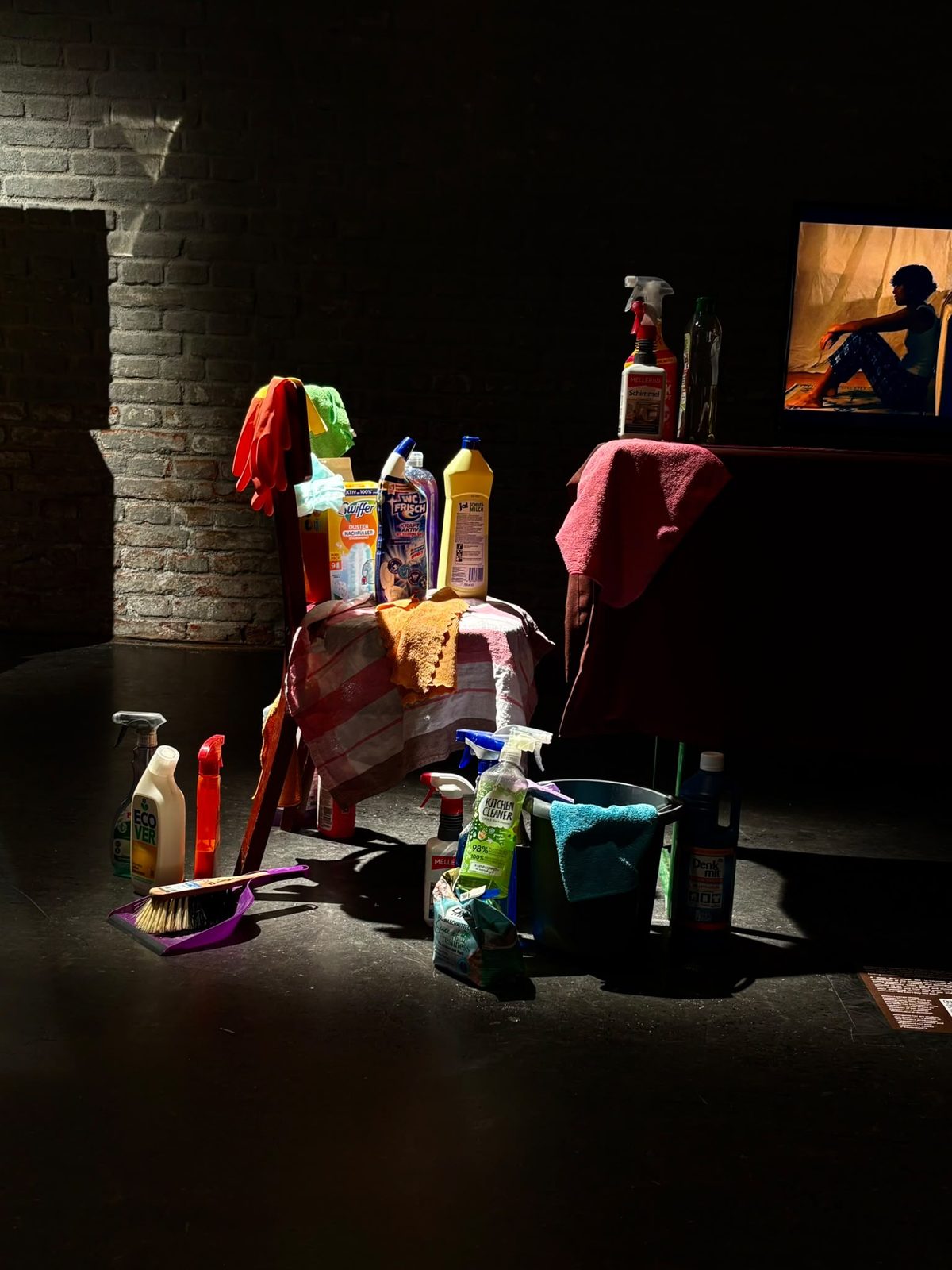 Installation with cleaning products at the screening